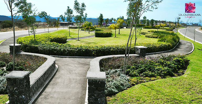 Amplios jardines para que puedas dar un paseo en compañía de tu familia