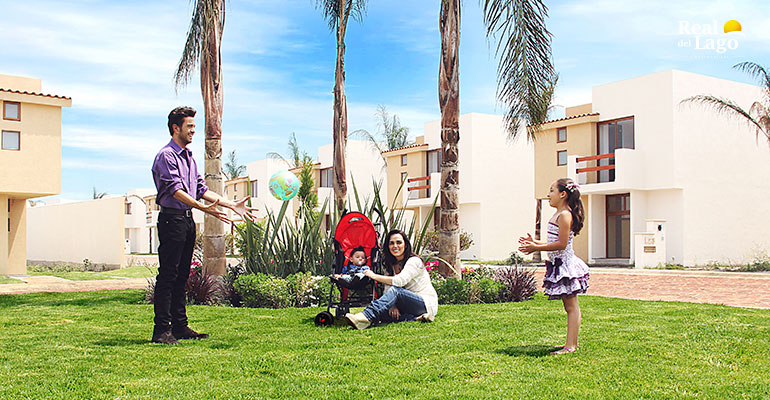 Diviértete en nuestros amplios espacios exteriores y disfruta con tu familia